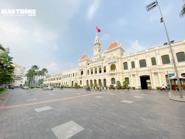 Khẩn trương khắc phục mặt đường trơn trượt trước UBND TP. HCM - Ảnh 1.