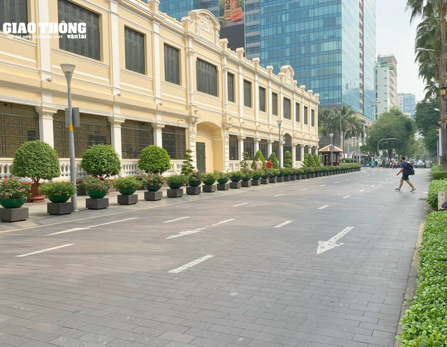 Khẩn trương khắc phục mặt đường trơn trượt trước UBND TP. HCM - Ảnh 3.