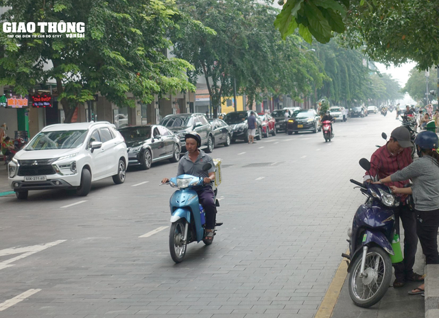 Khẩn trương khắc phục mặt đường trơn trượt trước UBND TP. HCM - Ảnh 9.