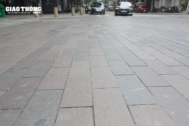 Khẩn trương khắc phục mặt đường trơn trượt trước UBND TP. HCM - Ảnh 7.