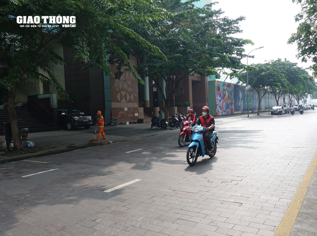 Khẩn trương khắc phục mặt đường trơn trượt trước UBND TP. HCM - Ảnh 6.