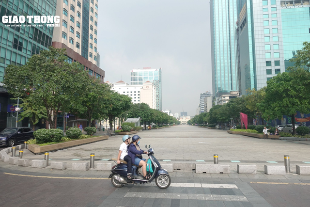 Khẩn trương khắc phục mặt đường trơn trượt trước UBND TP. HCM - Ảnh 4.