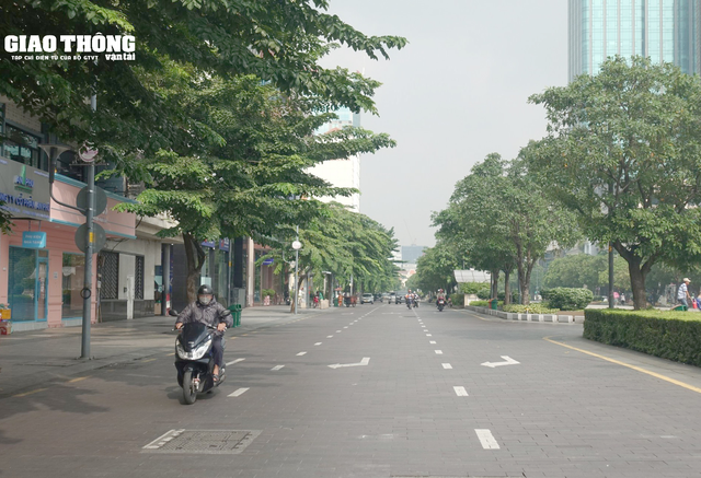 Khẩn trương khắc phục mặt đường trơn trượt trước UBND TP. HCM - Ảnh 5.