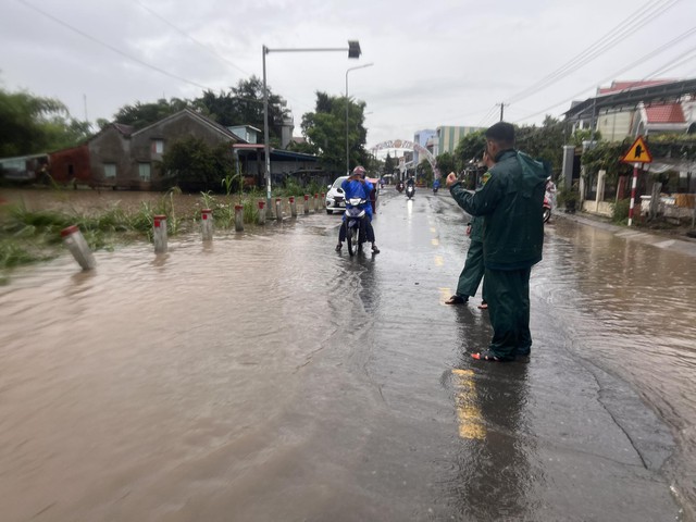 Nhiều tuyến đường ở Quảng Nam vẫn ngập sâu, đèo Hải Vân vẫn chưa thông xe - Ảnh 2. Nhiều tuyến đường ở Quảng Nam vẫn ngập sâu, đèo Hải Vân vẫn chưa thông xe - Ảnh 2.