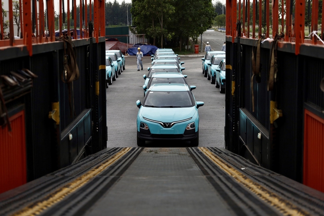 Lô xe điện VinFast VF e34 lên đường sang Lào để cung cấp dịch vụ taxi Xanh SM. Thế giới xe tuần qua: Sức mua phục hồi, ô tô mới dồn dập ra mắt