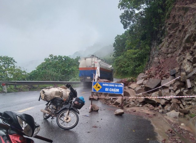 Thảm nhựa QL15D ở Quảng Trị khi trời mưa: Tăng thời gian bảo hành công trình cho nhà thầu - Ảnh 2.
