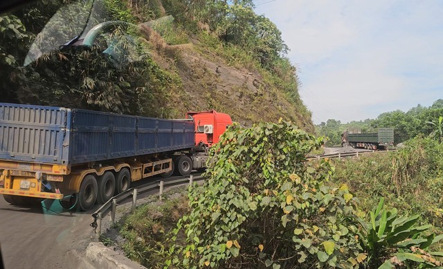 Thảm nhựa QL15D ở Quảng Trị khi trời mưa: Yêu cầu bóc bỏ lớp thảm nhựa, tăng thời gian bảo hành công trình - Ảnh 3.