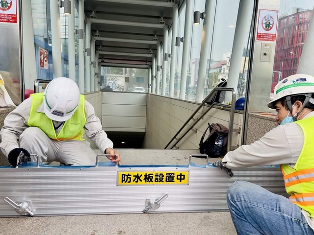 TP. HCM: Thử nghiệm tấm chắn ga ngầm metro số 1 ngăn mức lũ lịch sử 100 năm - Ảnh 1.