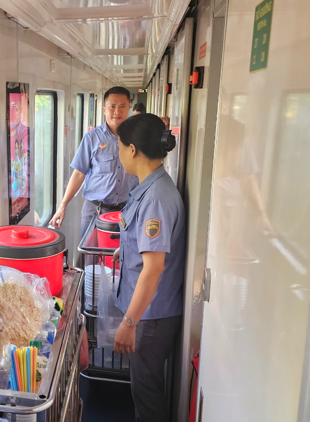 Ngành đường sắt bán hàng qua app trên các đoàn tàu khách - Ảnh 1. Ngành đường sắt bán hàng qua app trên các đoàn tàu khách - Ảnh 1.