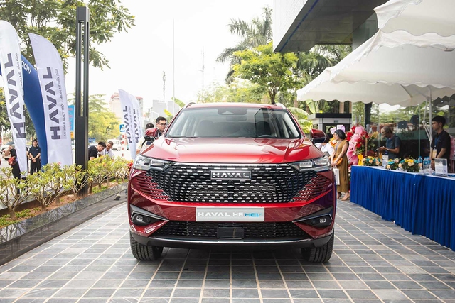 Haval H6 Hybrid chính thức ra mắt thị trường Việt Nam ngày 2/10/2023 với duy nhất 1 phiên bản cùng mức giá bán lẻ 1,096 tỷ đồng.