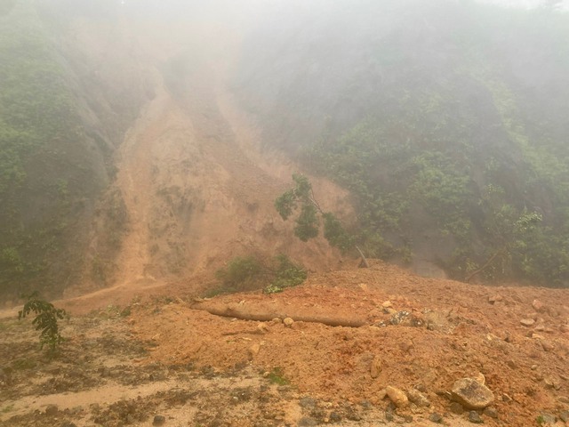 Cận cảnh sạt lở nghiêm trọng trên tuyến đường Hồ Chí Minh ở Thừa Thiên Huế - Ảnh 1. Cận cảnh sạt lở nghiêm trọng trên tuyến đường Hồ Chí Minh ở Thừa Thiên Huế - Ảnh 1.