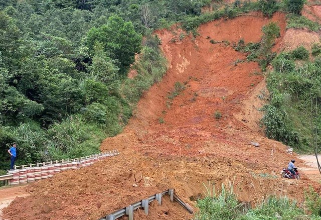 Sạt lở trên tuyến đường Hồ Chí Minh qua tỉnh Kon Tum - Ảnh 2.