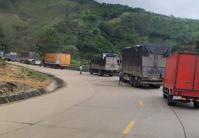 Sạt lở trên tuyến đường Hồ Chí Minh qua tỉnh Kon Tum - Ảnh 3.