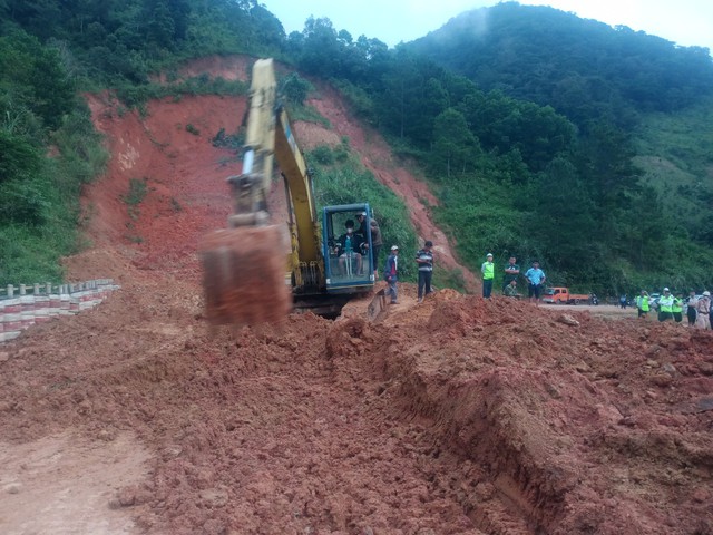 Video khắc phục điểm sạt lở trên tuyến đường Hồ Chí Minh đoạn qua Kon Tum - Ảnh 4.