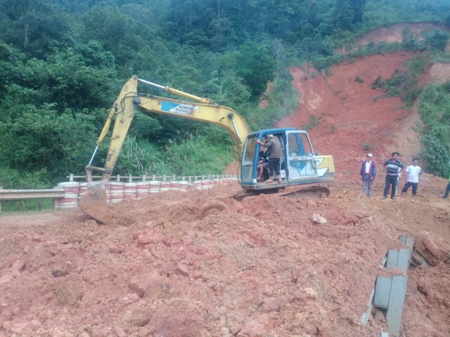 Video khắc phục điểm sạt lở trên tuyến đường Hồ Chí Minh đoạn qua Kon Tum - Ảnh 1.