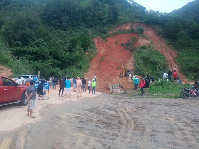 Video khắc phục điểm sạt lở trên tuyến đường Hồ Chí Minh đoạn qua Kon Tum - Ảnh 3.