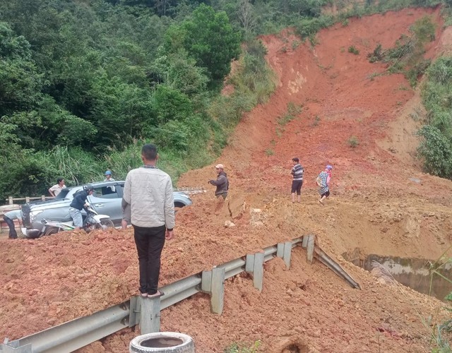 Video khắc phục điểm sạt lở trên tuyến đường Hồ Chí Minh đoạn qua Kon Tum - Ảnh 5.