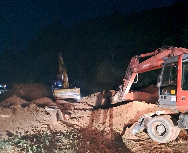 Video khắc phục điểm sạt lở trên tuyến đường Hồ Chí Minh đoạn qua Kon Tum - Ảnh 6.