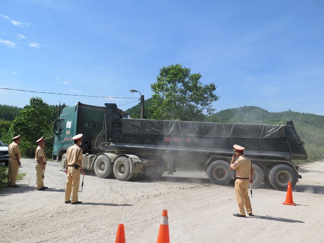 Video: Thái Nguyên chấn chỉnh thi công dự án, xử lý xe quá tải sau các bài phản ánh của Tạp chí GTVT - Ảnh 1.