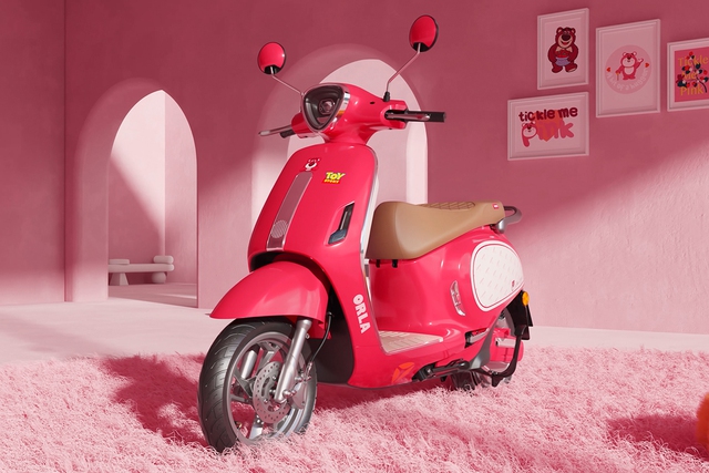 Phiên bản xe điện Yadea Orla Gấu Dâu Disney Lotso được sản xuất với số lượng giới hạn nhân dịp kỷ niệm ngày Phụ nữ Việt Nam 20/10. Phiên bản xe điện Yadea Orla Gấu Dâu Disney Lotso được sản xuất với số lượng giới hạn nhân dịp kỷ niệm ngày Phụ nữ Việt Nam 20/10.