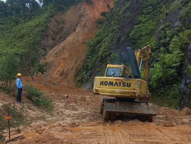 Nỗ lực khắc phục điểm sạt lở trên đường Hồ Chí Minh nối Thừa Thiên - Huế với Quảng Nam - Ảnh 2.