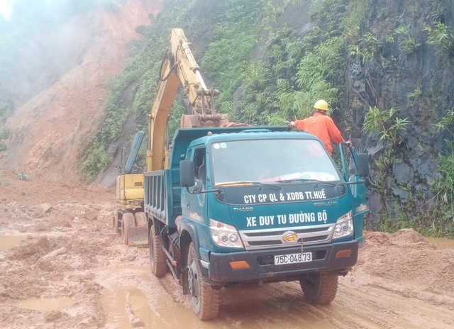 Nỗ lực khắc phục điểm sạt lở trên đường Hồ Chí Minh nối Thừa Thiên - Huế với Quảng Nam - Ảnh 1.