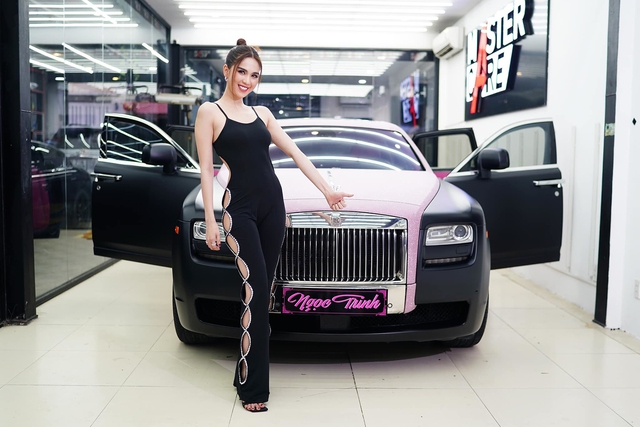 Chiếc siêu sedan Rolls-Royce Ghost được Ngọc Trinh độ gói Black Pink. Chiếc siêu sedan Rolls-Royce Ghost được Ngọc Trinh độ gói Black Pink.