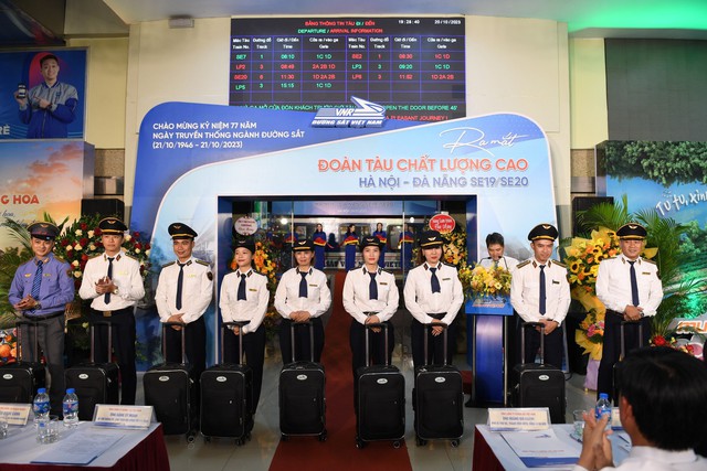 Tuyến đường sắt Hà Nội - Đà Nẵng bắt đầu khai thác đoàn tàu sang trọng, chất lượng cao - Ảnh 1.