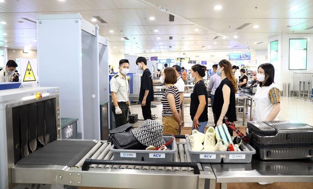 Nữ hành khách "cầm nhầm" chiếc đồng hồ của người đàn ông ngoại quốc tại sân bay Nội Bài - Ảnh 1.