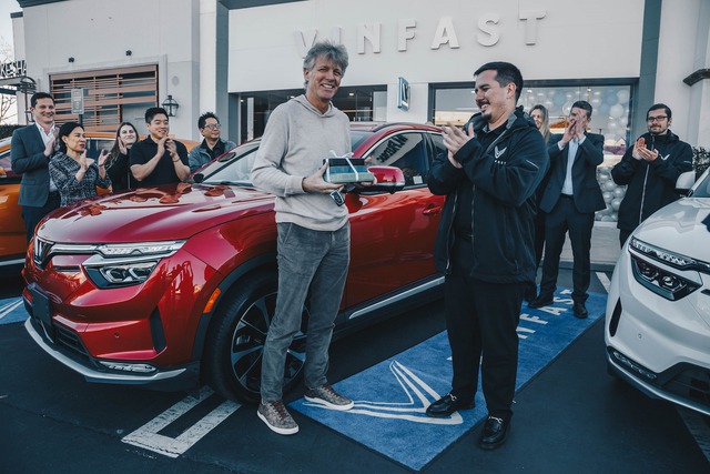 Khách hàng Mỹ nhận bàn giao xe điện VinFast VF 8. Thế giới xe tuần qua: VinFast tự tin bán 50.000 ô tô điện năm 2023, xe máy Honda giảm giá