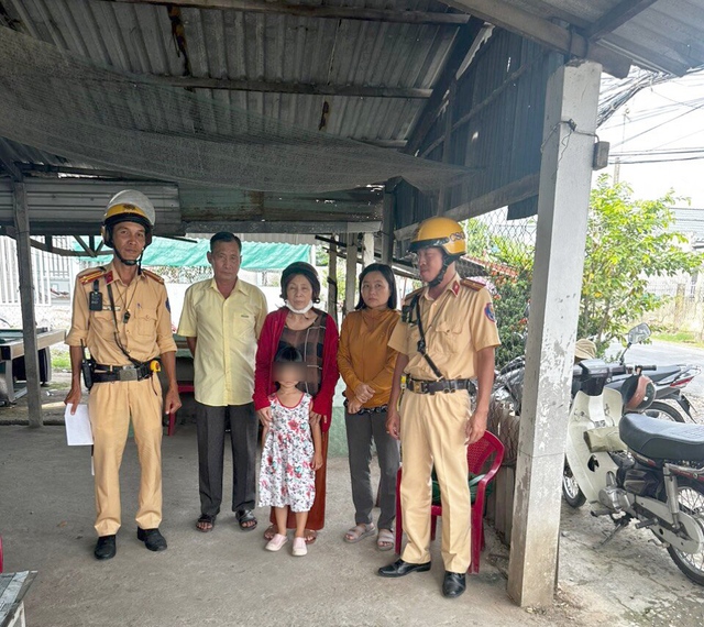 TP. HCM: CSGT giúp đỡ bé gái đi lạc 12 km tìm lại gia đình  - Ảnh 2.