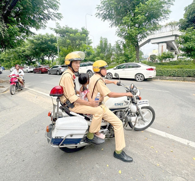 TP. HCM: CSGT giúp đỡ bé gái đi lạc 12 km tìm lại gia đình  - Ảnh 1.