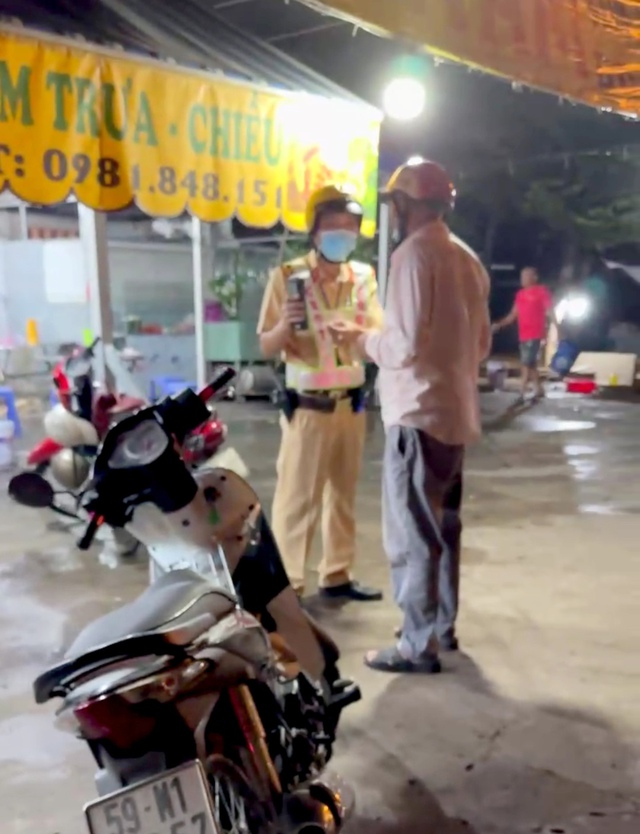 Công an tạm giữ điều tra đối tượng vi phạm nồng độ cồn ném đá CSGT gây thương tích - Ảnh 1.