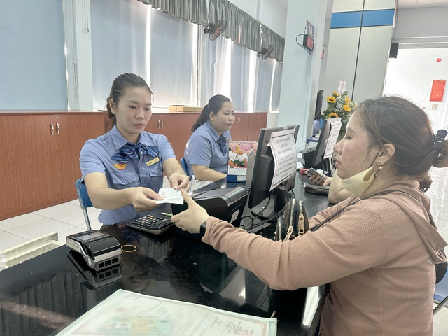 Mỗi ngày ga Sài Gòn chỉ bán được 300 vé tàu, người dân chuyển qua hình thức mua online - Ảnh 2.