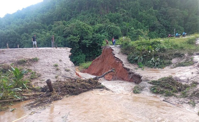 Hàng trăm người làm đường tạm, khi tuyến đường biên giới bị xói lở nghiêm trọng - Ảnh 2.