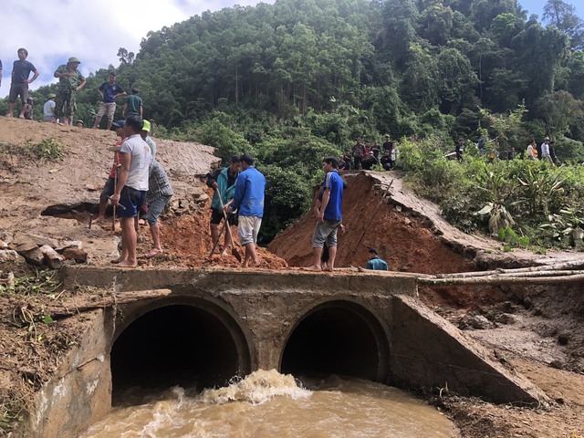 Hàng trăm người làm đường tạm, khi tuyến đường biên giới bị xói lở nghiêm trọng - Ảnh 4.
