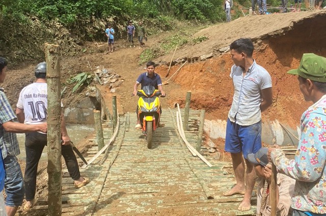 Hàng trăm người làm đường tạm, khi tuyến đường biên giới bị xói lở nghiêm trọng - Ảnh 5.