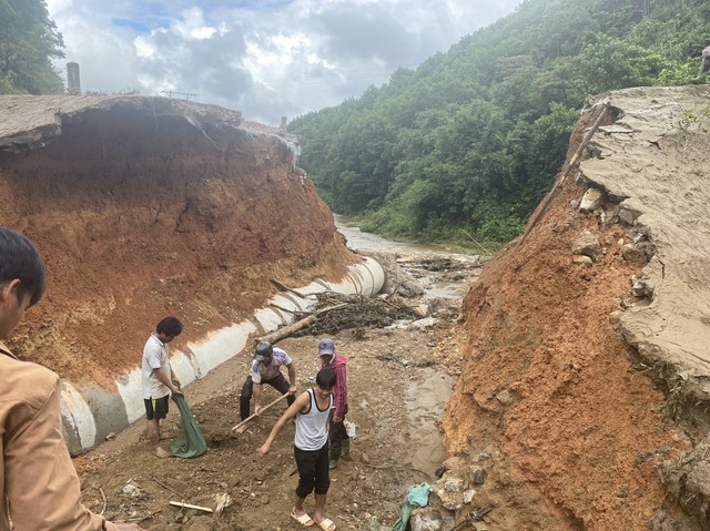 Hàng trăm người làm đường tạm, khi tuyến đường biên giới bị xói lở nghiêm trọng - Ảnh 1.