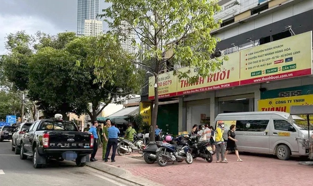 Công an kiểm tra trụ sở và văn phòng nhà xe Thành Bưởi tại TP. HCM - Ảnh 2.