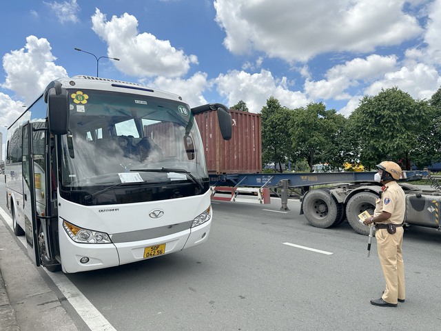 Chủ tịch UBND TP. HCM "Xử lý xe khách Thành Bưởi không có vùng cấm" - Ảnh 2. Chủ tịch UBND TP. HCM "Xử lý xe khách Thành Bưởi không có vùng cấm" - Ảnh 2.