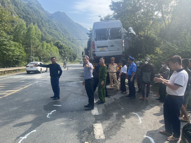 Tai nạn xe khách với xe đầu kéo khiến 14 người thương vong - Ảnh 2.