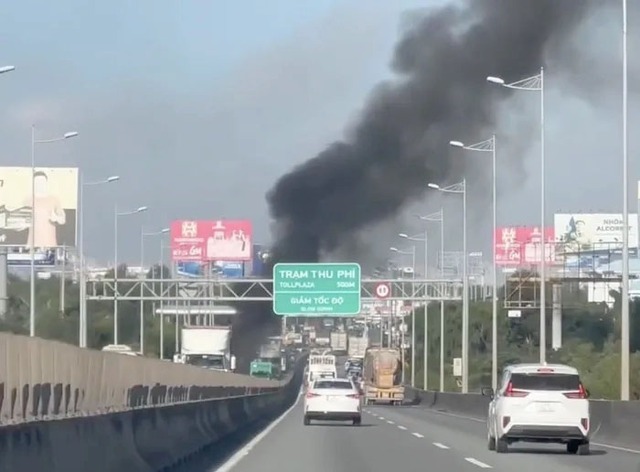 Xe container bốc cháy dữ dội trên cao tốc TP.HCM - Long Thành - Dầu Giây - Ảnh 2.