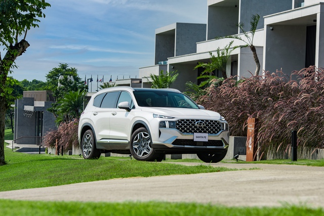 Giá bán lẻ niêm yết của Hyundai Santa Fe giảm cao nhất 176 triệu đồng kể từ tháng 10/2023. Hyundai Tucson và Santa Fe giảm giá gần 200 triệu đồng
