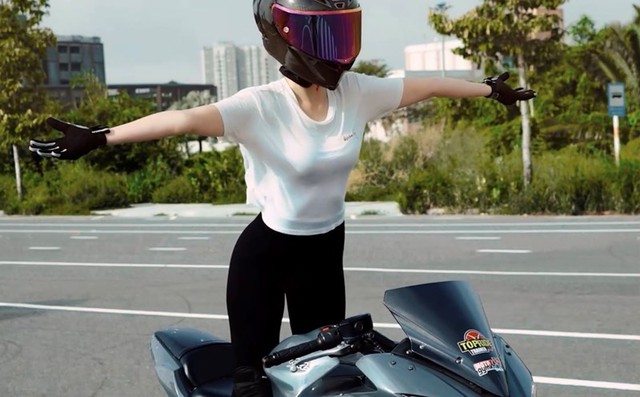 Người mẫu Ngọc Trinh bị CSGT xử phạt vì "diễn xiếc" trên xe phân khối lớn - Ảnh 2.