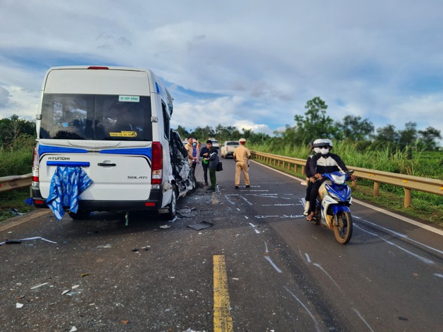 Thăm hỏi, hỗ trợ các nạn nhân trong vụ TNGT ở Đắk Lắk khiến 13 người thương vong - Ảnh 3.