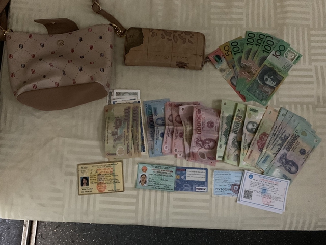 Tổ tàu SE4, SE7 liên tiếp trả lại tài sản cho khách đi tàu bỏ quên - Ảnh 1.