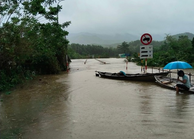 Mưa to khiến nhiều tuyến Quốc lộ, ngầm tràn ở Quảng Nam, Quảng Trị ngập sâu- Ảnh 1.