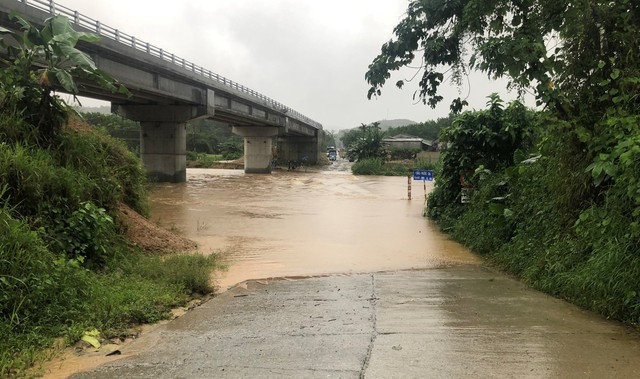 Mưa to khiến nhiều tuyến Quốc lộ, ngầm tràn ở Quảng Nam, Quảng Trị ngập sâu- Ảnh 2.