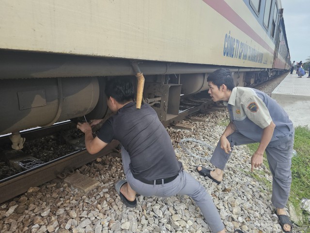 Video: Tàu Thống nhất may mắn không trật bánh khi đâm phải trâu- Ảnh 1.