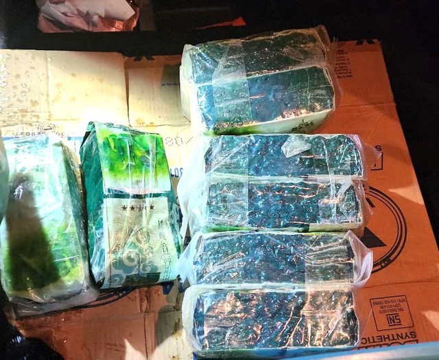 CSGT Quảng Trị kiểm tra phương tiện, tài xế bỏ xe cùng hàng lậu trên QL9- Ảnh 2. CSGT Quảng Trị kiểm tra phương tiện, tài xế bỏ xe cùng hàng lậu trên QL9- Ảnh 2.